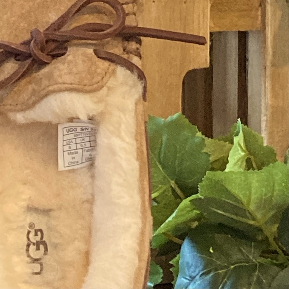 Women’s Chestnut UGG Dakota Slipper Moccasins Size 8. - Picture 3 of 3